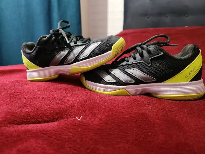 Zapatillas deportivas negras y amarillas - 2