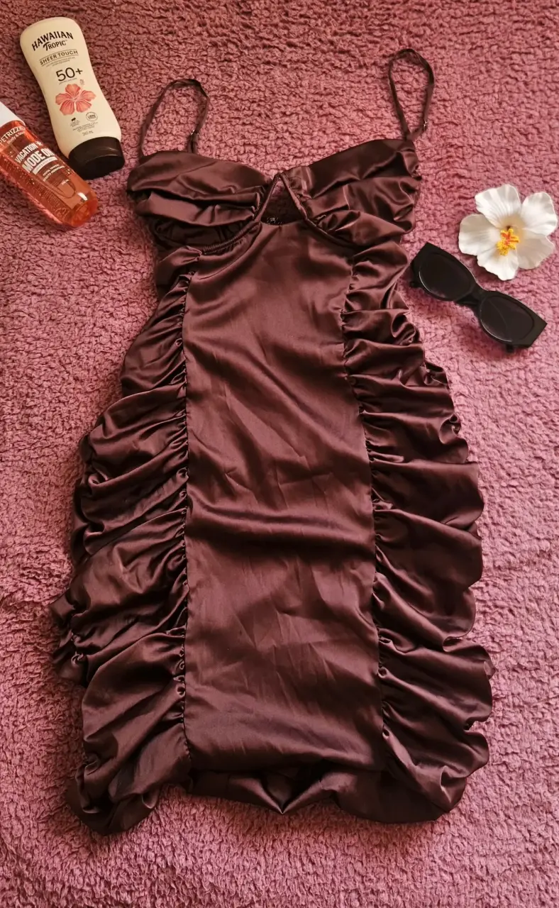 Vestido marrón con fruncidos - 1