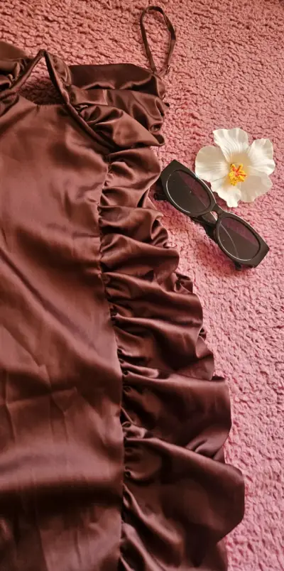 Vestido marrón con fruncidos - miniatura 3