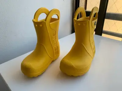 Botas crocs para niños 2 años - miniatura 1