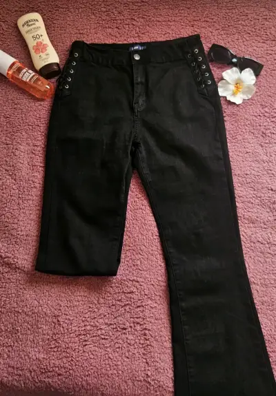 Pantalón negro con ojales - miniatura 1