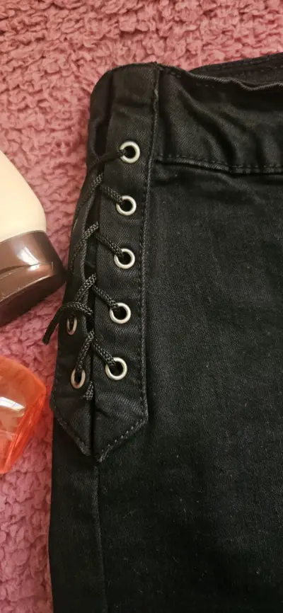 Pantalón negro con ojales - miniatura 2