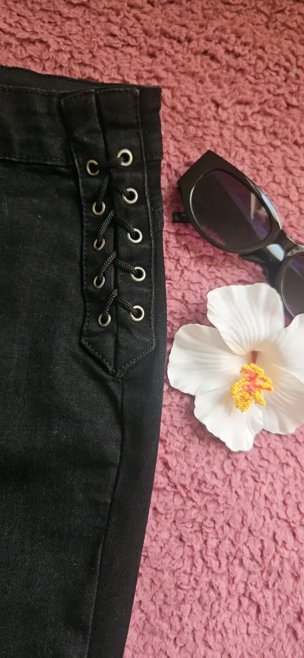 Pantalón negro con ojales - 3
