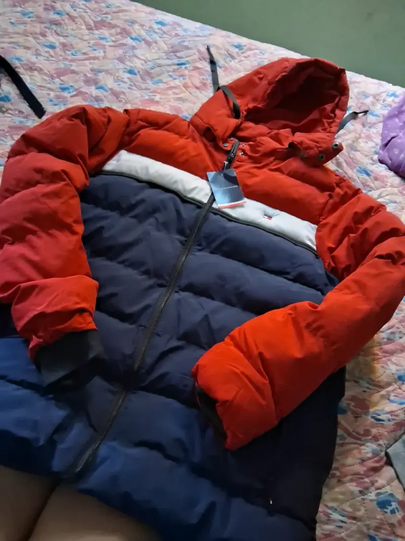 Chaqueta acolchada roja y azul