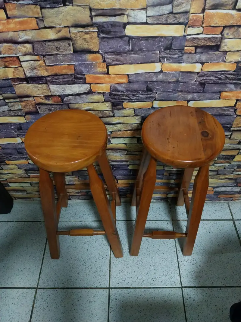 Dos taburetes de madera - 1