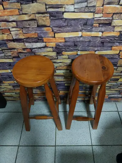 Dos taburetes de madera - miniatura 1