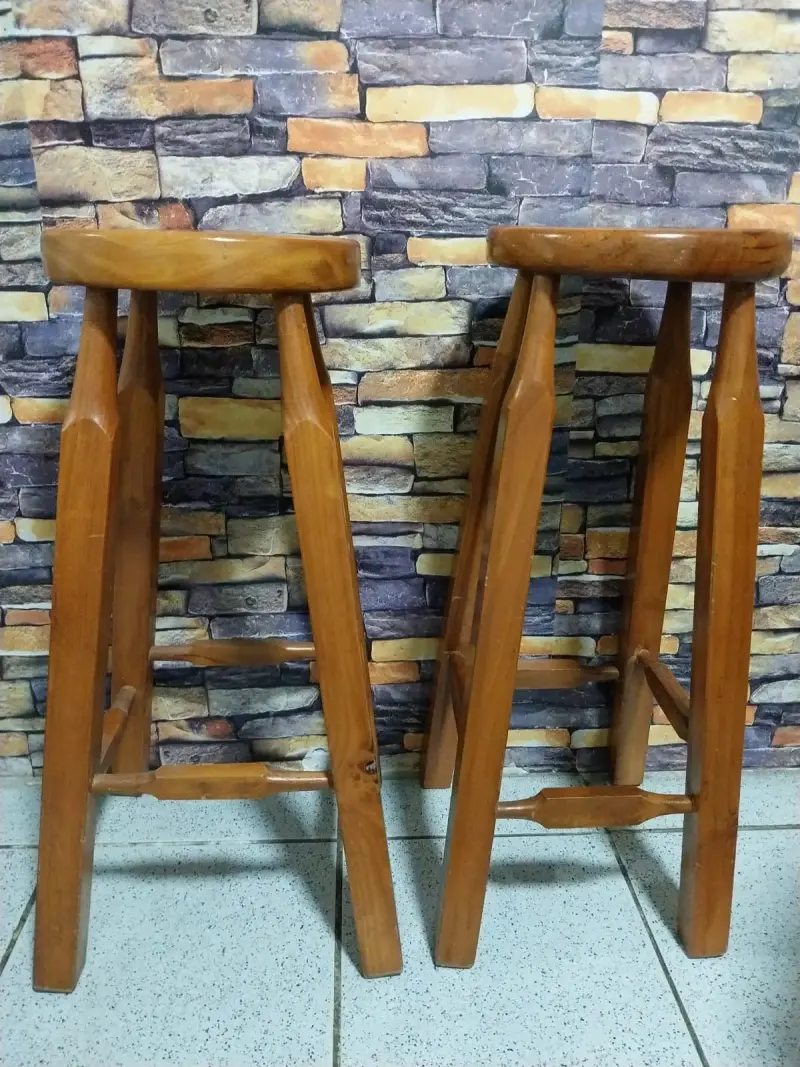 Dos taburetes de madera - 2