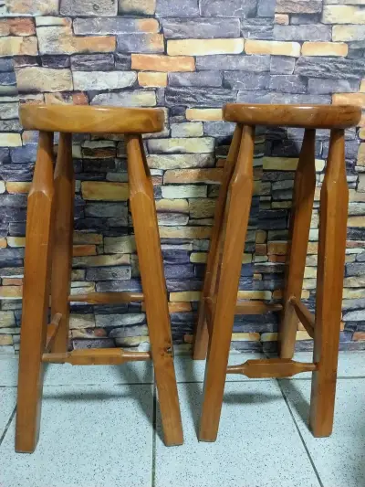 Dos taburetes de madera - miniatura 2