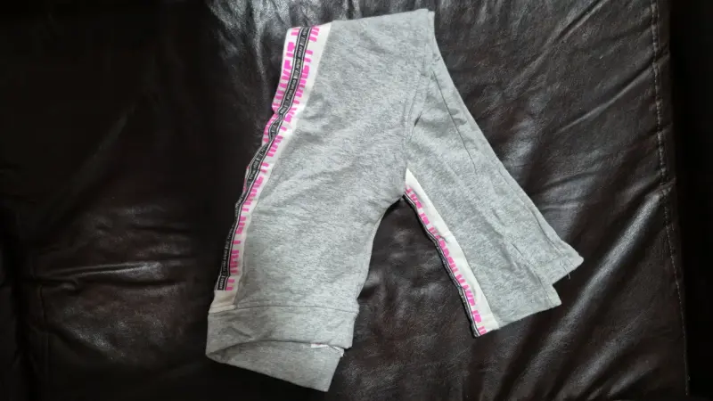 Pantalón deportivo gris con franjas - 1