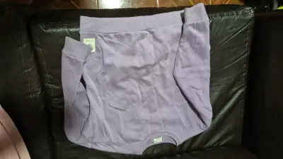 Pantalón deportivo gris con franjas - miniatura 3