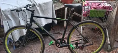 Bicicleta mountain bike negra - miniatura 1