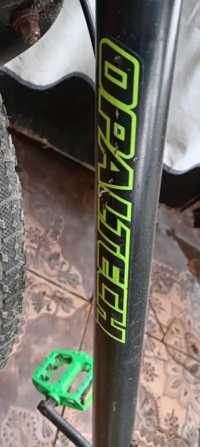 Bicicleta mountain bike negra - miniatura 3
