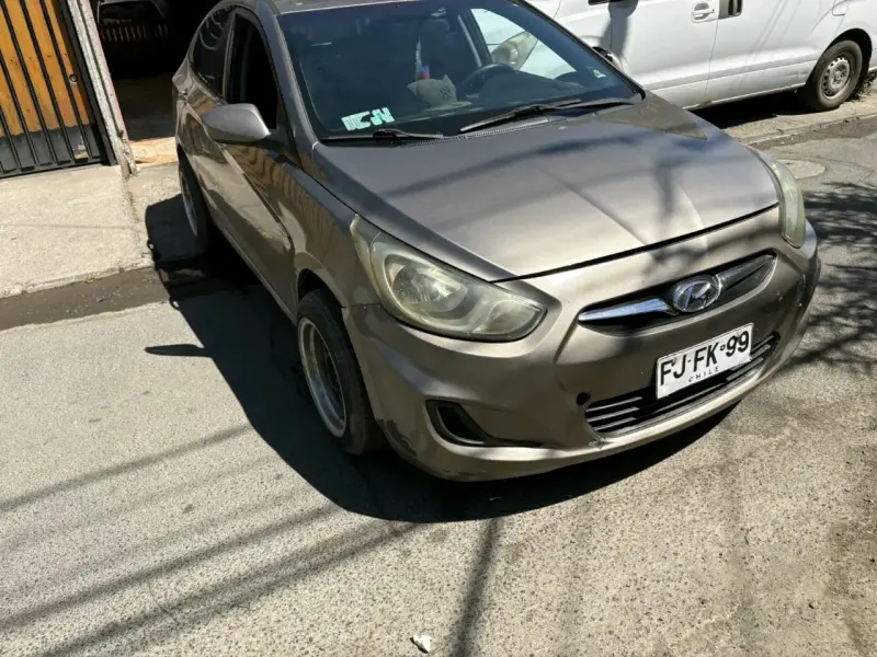 Auto Hyundai sedán gris - 1