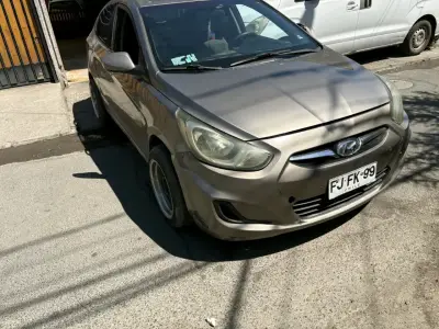Auto Hyundai sedán gris - miniatura 1