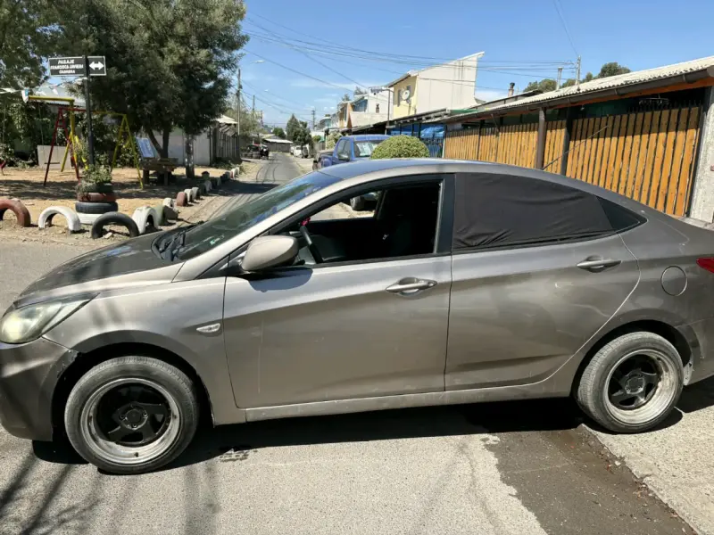 Auto Hyundai sedán gris - 2