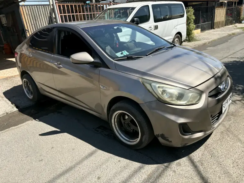 Auto Hyundai sedán gris - 4