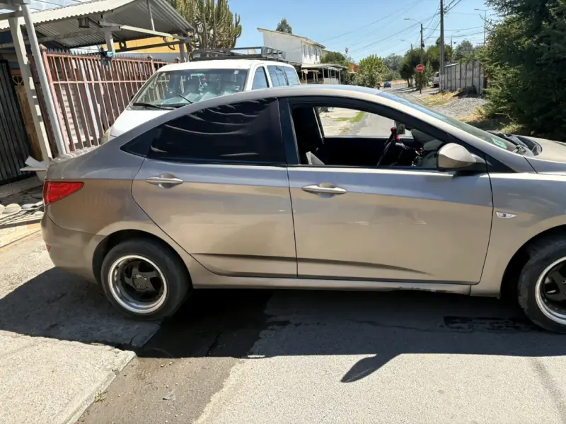 Auto Hyundai sedán gris - 5
