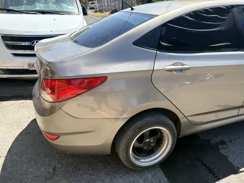 Auto Hyundai sedán gris - 6