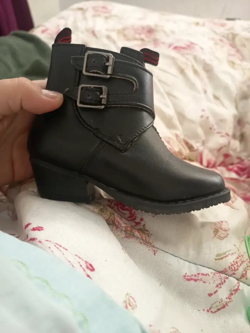 Botines negros con hebillas - 1