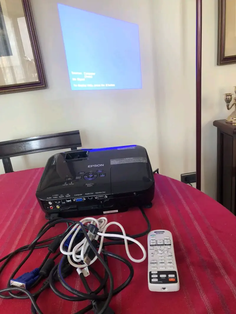 Proyector Epson con control remoto - 1