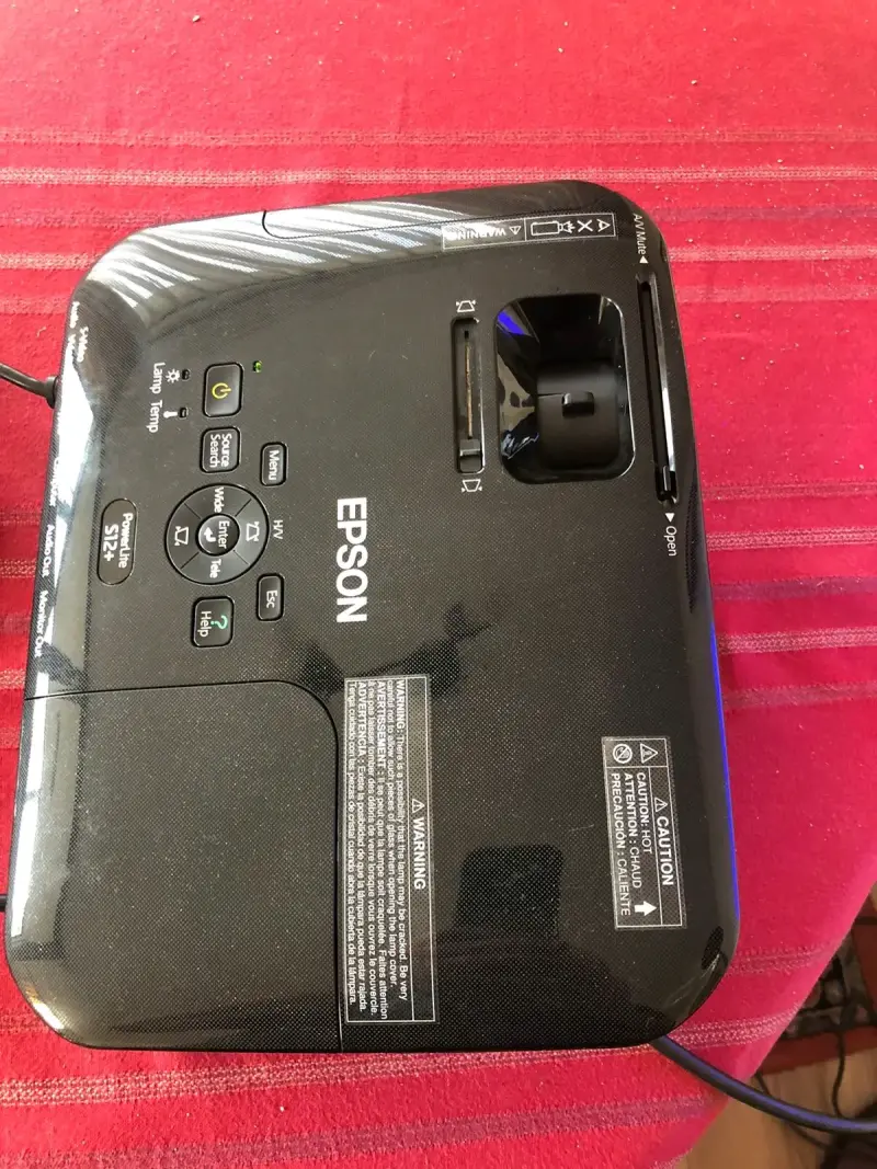 Proyector Epson con control remoto - 2