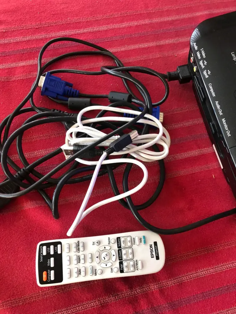 Proyector Epson con control remoto - 3