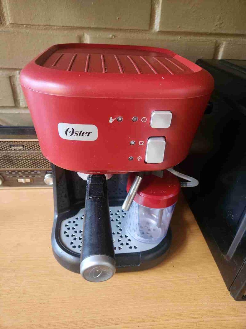 Cafetera espresso Oster roja - 1