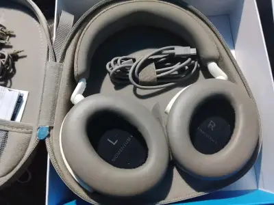 Audífonos Sennheiser Momentum 4 Wireless - miniatura 3