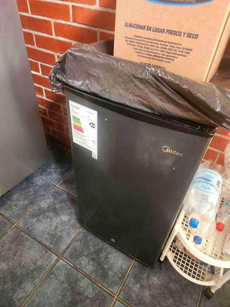 Refrigerador pequeño Midea - 1
