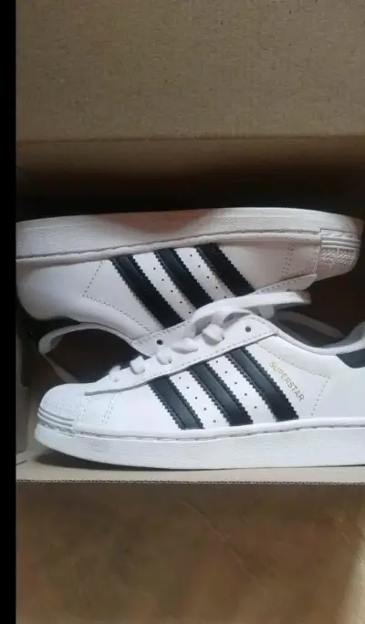 Zapatillas blancas con franjas negras - miniatura 1