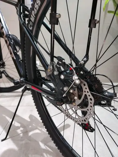 Bicicleta de montaña aro 29 negra y roja - miniatura 6