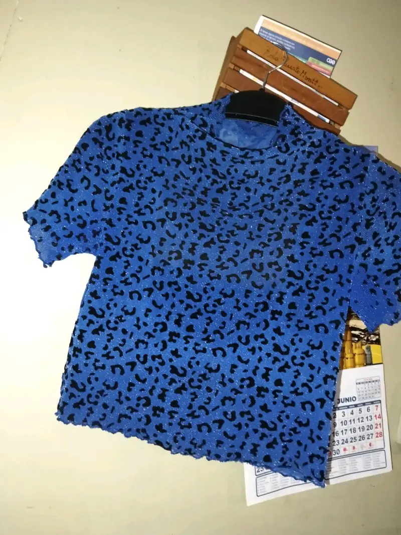 Polera azul estampado leopardo