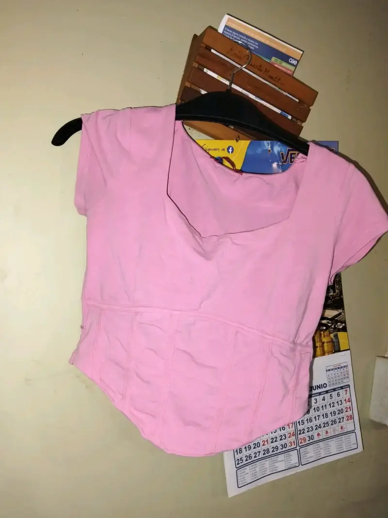Polera rosada con escote