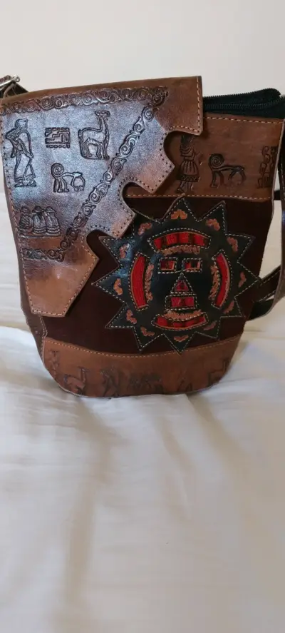 Bolso de cuero grabado artesanal - miniatura 1