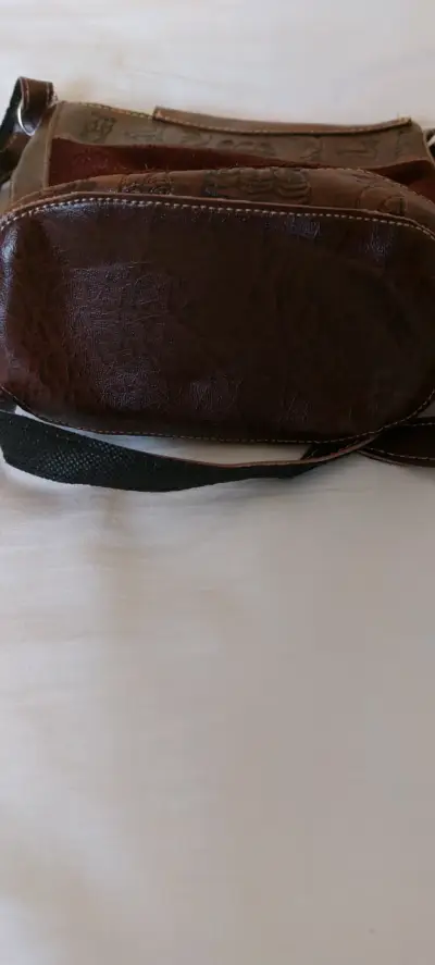 Bolso de cuero grabado artesanal - miniatura 3