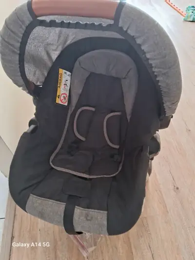 Silla de auto para bebé gris - miniatura 1