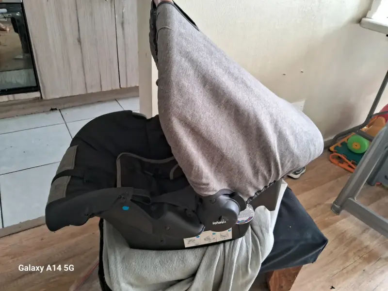 Silla de auto para bebé gris - 2