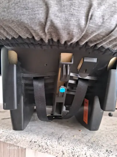 Silla de auto para bebé gris - miniatura 3