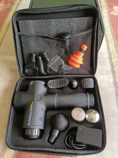 Pistola de masaje Kinegun con accesorios - miniatura 1