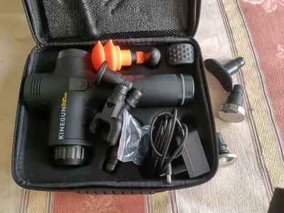 Pistola de masaje Kinegun con accesorios - miniatura 4