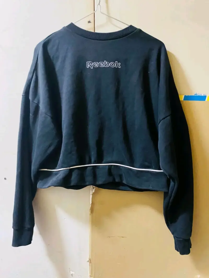 Polerón negro Reebok