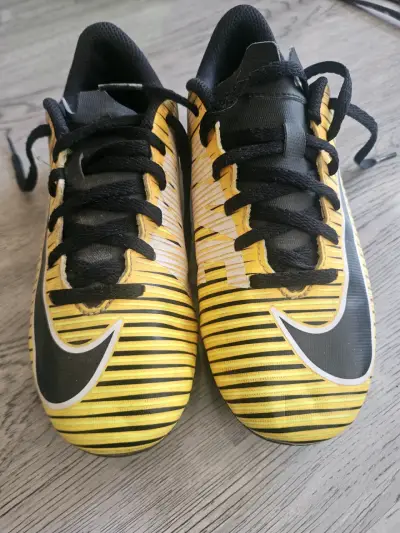 Zapatillas deportivas amarillas y negras - miniatura 1