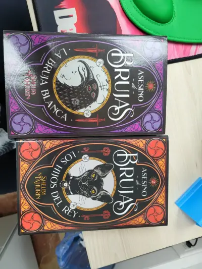 Lote de libros Asesino de Brujas - miniatura 1