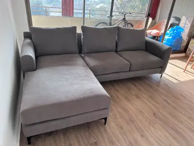 Sofá seccional gris - miniatura 1