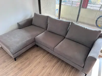 Sofá seccional gris - miniatura 2
