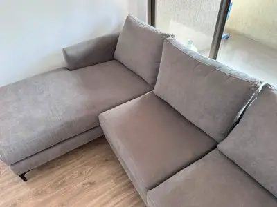 Sofá seccional gris - miniatura 5
