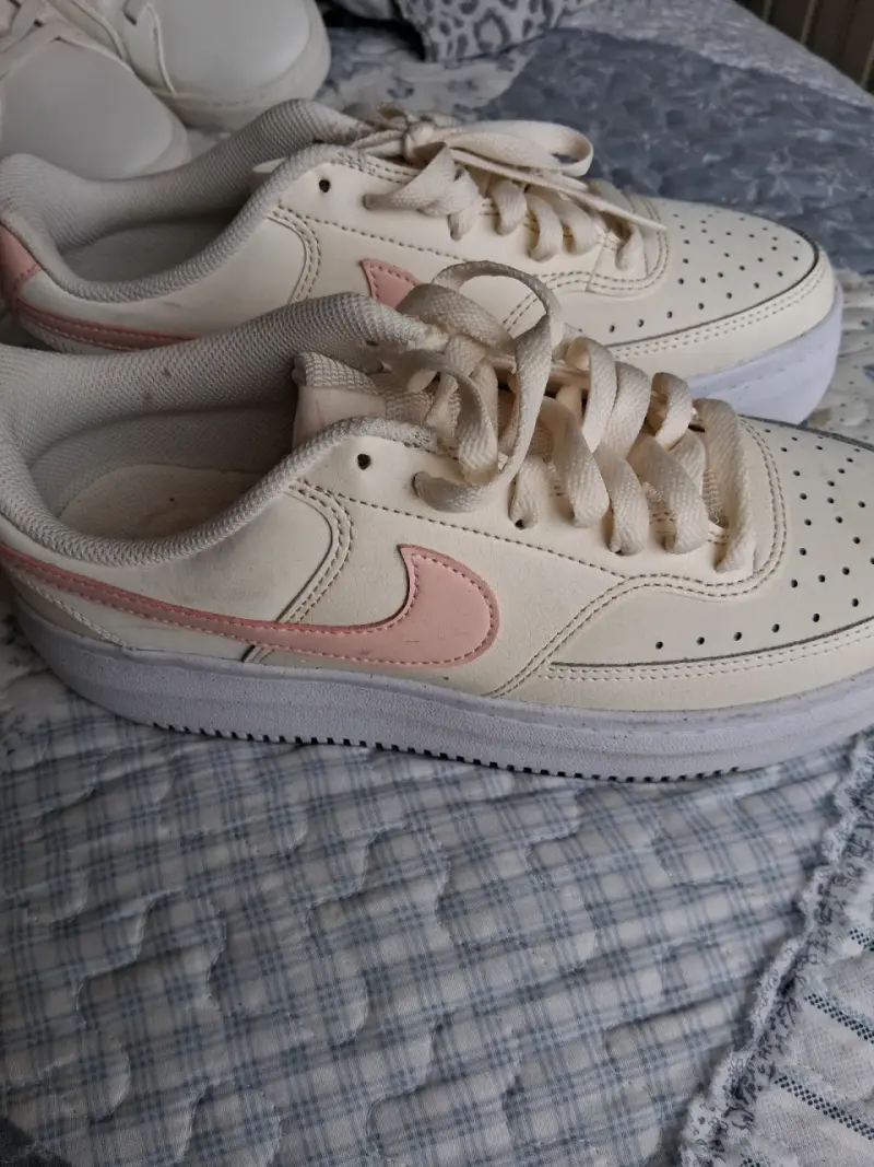 Zapatillas blancas con detalles rosados - 1