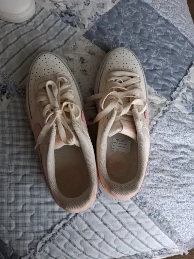 Zapatillas blancas con detalles rosados - miniatura 2
