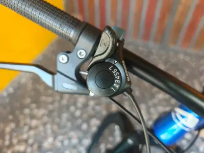 Bicicleta montaña azul avalence - miniatura 5