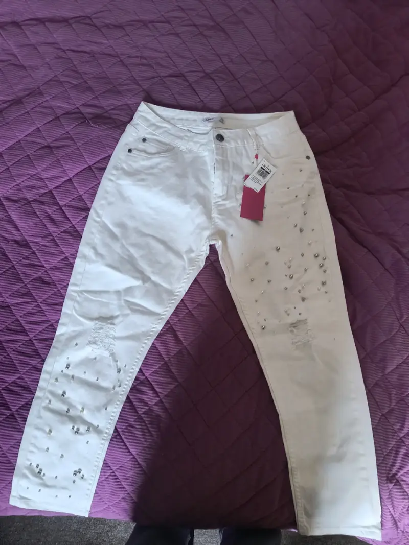 Jeans blancos con detalles brillantes - 1